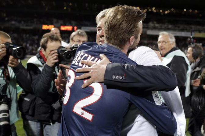 L'abbraccio col tecnico emiliano dopo la conquista del campionato francese, ultimo titolo di una sfavillante carriera. Ap